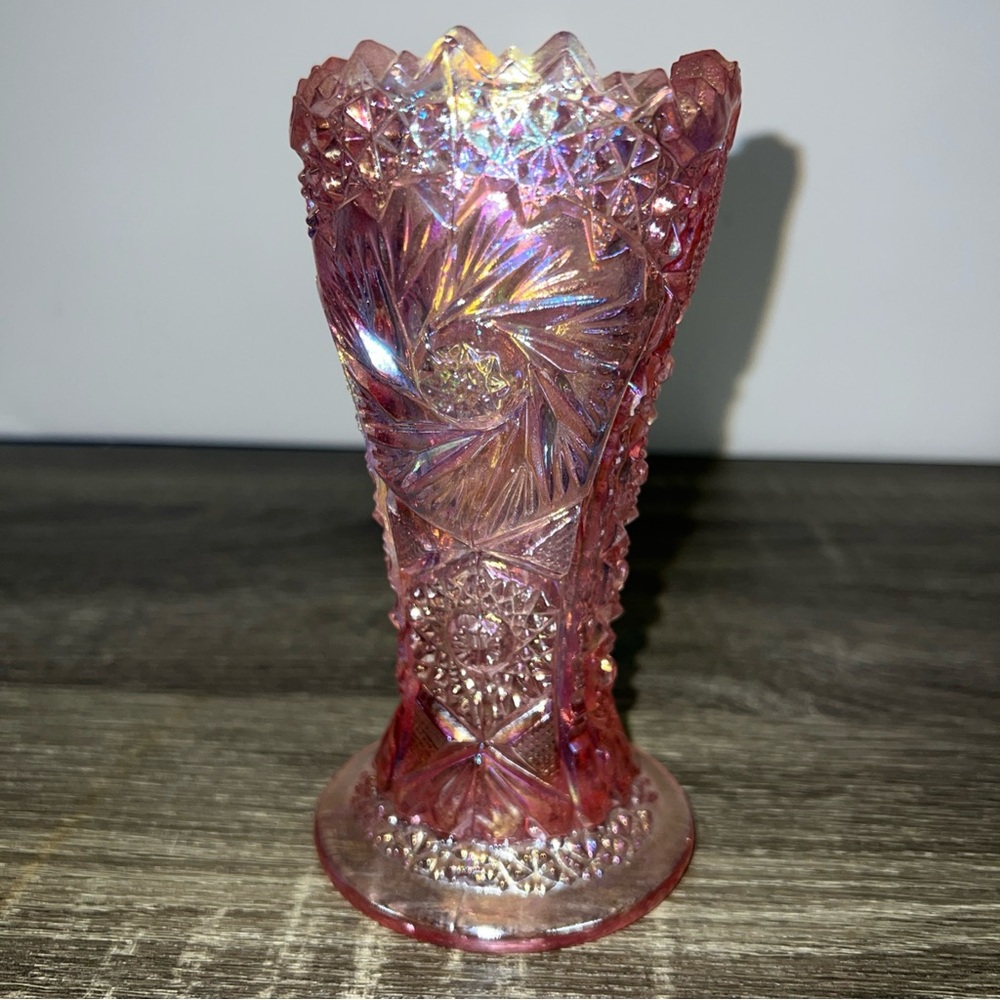 LE SMITH AZTEC HERITAGE CARNIVAL GLASS WHIRLING STAR VASE SAWTOOTH RIM PINK 6”